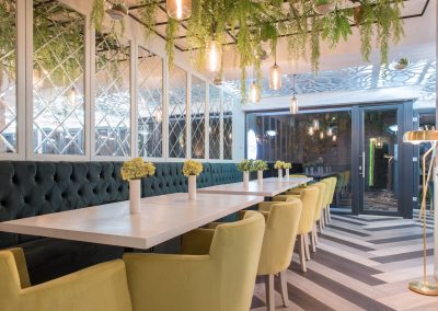 restaurant otopeni, interior restaurant mode, mese, scaune, flori pe mese, plante agatatoare